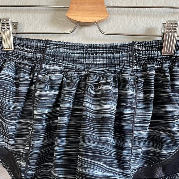 Lululemon Hotty Hot Short II 2.5" Women’s 4 Gray Black Striped - Picture 6 of 11